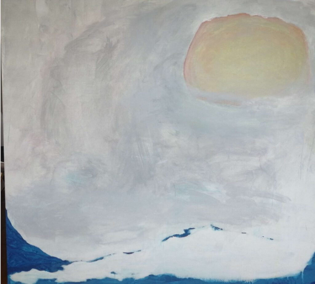 Abstract schilderij, toont de meanderende stilte... met rechtsboven een oranjekleurige, opkomende zon in de mist, in het midden een grote grijswitte leegte en onderaan een onregelmatige blauwe streep die in in het ijle verdwijnt.